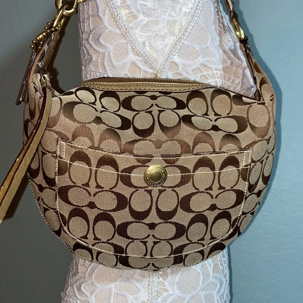 EUC Coach Hampton Signature monogram Canvas shoulder Bag 8631
